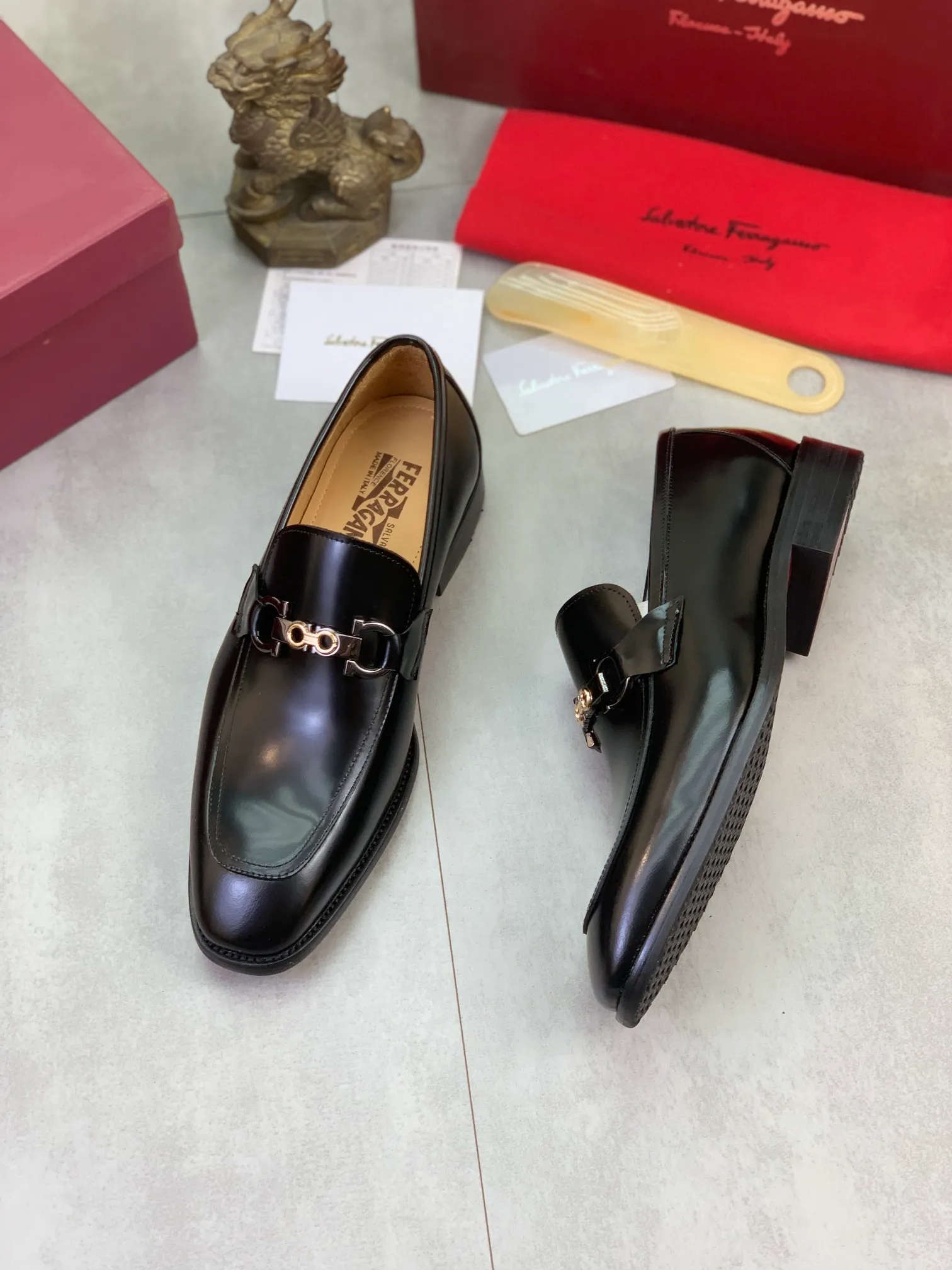 Men's Men's Shoes 💰P460💰[New Style] Water-dyed Niuli 🆘[Salvatore Ferragamo] Ferragamo's latest casual business leather shoes for men! Available at counters simultaneously! The fabric is made of specially imported original open-edge beaded calfskin, and the interior is made of imported water-dyed cowhide. It is absolutely luxurious and leads the fashion trend. Matching code: 38-47 black and burgundy optional